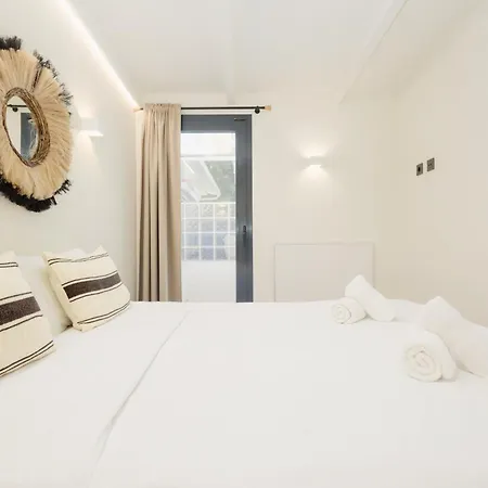 With Minimalist Decor, Pool And Bbq, Two Minutes' Walk From Costabella Villa *