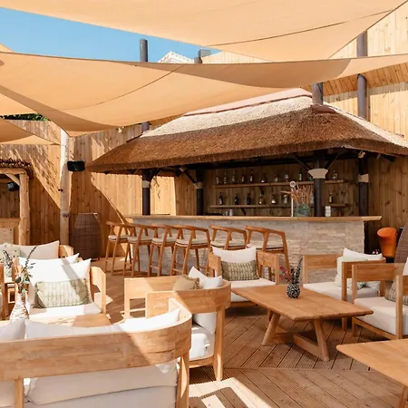 Villa With Minimalist Decor, Pool And Bbq, Two Minutes' Walk From Costabella