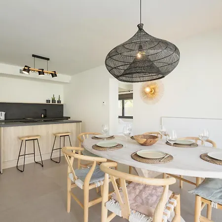 Villa With Minimalist Decor, Pool And Bbq, Two Minutes' Walk From Costabella Marbella