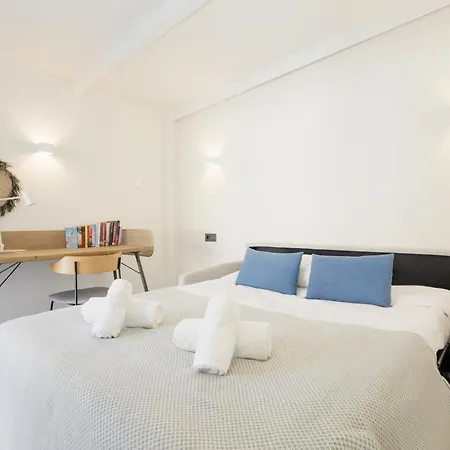 With Minimalist Decor, Pool And Bbq, Two Minutes' Walk From Costabella